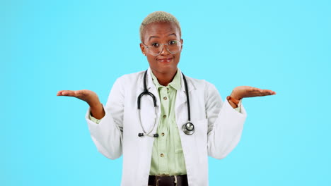Manos,-Médico-Negro-Y-Mujer-En-Un-Estudio-Azul