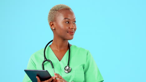 Sonrisa,-Enfermera-Y-Mujer-Negra-Pensando-Con-Tableta