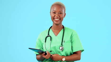 Mujer-Negra-Feliz,-Enfermera-Y-Tableta-Para-Atención-Médica
