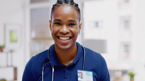 Schwarzer-Mann,-Arzt-Und-Lächeln-Im-Gesicht-In-Der-Klinik