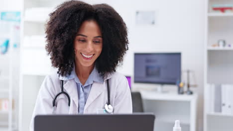 Smile,-woman-and-doctor-at-laptop-in-clinic