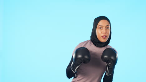 Mujer,-Boxeador-Y-Retrato-En-Estudio-Azul
