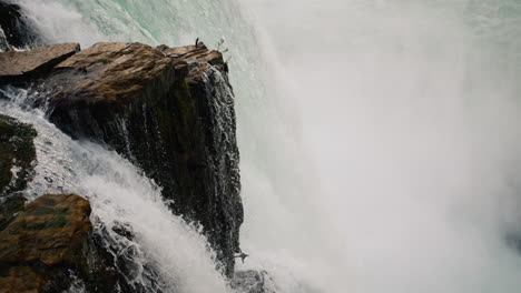 Der-Wasserfluss-Der-Niagarafälle-Versucht,-Die-Ins-Wasser-Ragenden-Felsen-Zu-Zerdrücken