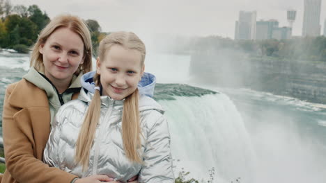 Porträt-Einer-Mutter-Mit-Einer-Zehnjährigen-Tochter-Vor-Dem-Hintergrund-Der-Berühmten-Niagarafälle