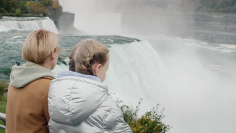 Mutter-Und-Tochter-Bewundern-Die-Niagarafälle.-Stehend-Auf-Der-Amerikanischen-Seite-Des-Wasserfalls.-Rückansicht