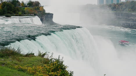 Die-Berühmten-Niagarafälle-Sind-Ein-Wahrzeichen-Des-Staates-New-York-Und-Amerikas.-In-Der-Ferne-Schwimmt-Auf-Dem-Fluss-Ein-Boot-Mit-Touristen