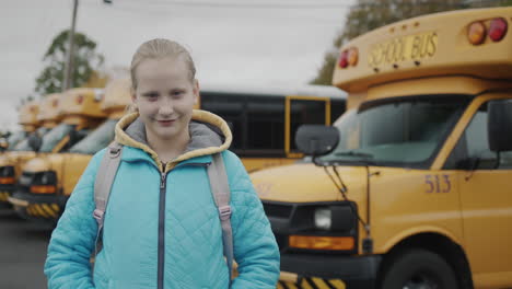 Porträt-Einer-Studentin-Vor-Dem-Hintergrund-Eines-Typischen-Gelben-Schulbusses