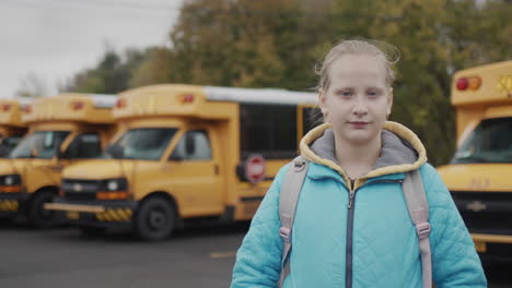 Retrato-De-Una-Alumna-Con-El-Telón-De-Fondo-De-Un-Típico-Autobús-Escolar-Amarillo