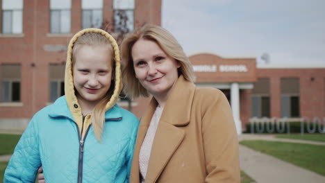 Retrato-De-Una-Madre-Y-Una-Hija-En-El-Contexto-De-La-Escuela-Secundaria