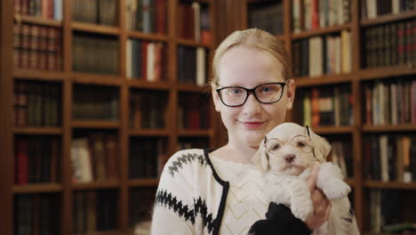 Glückliches-Kind-In-Der-Bibliothek-Sind-Ein-Mädchen-Und-Ein-Welpe-Mit-Brille.-Süße-Haustiere-Und-Bildung
