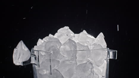 Eiswürfel-Aus-Einer-Eismaschine-Werden-In-Einen-Glasbehälter-Mit-Eis-Gegeben.-Zeitlupenvideo