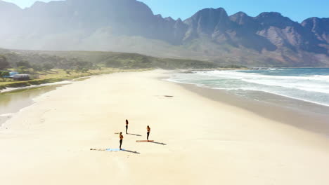 Finden-Sie-Uns-Beim-Yoga-Am-Strand