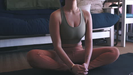 Eine-Frau,-Die-Kopfhörer-Trägt,-Während-Sie-Yoga-Praktiziert