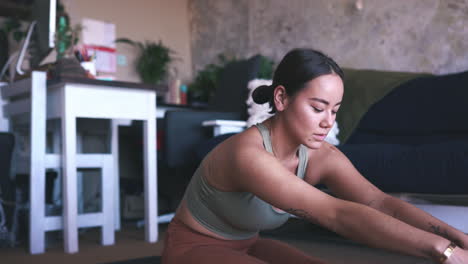 Una-Mujer-Joven-Practicando-Yoga-En-Casa
