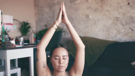 Eine-Junge-Frau,-Die-Zu-Hause-Yoga-Praktiziert