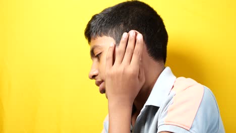 Teenager,-Der-Ohrenschmerzen-Hat-Und-Sein-Schmerzendes-Ohr-Berührt