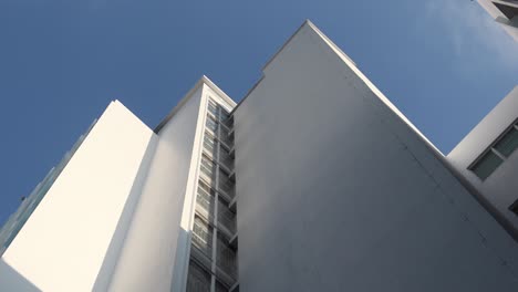 Low-Angle-Ansicht-Der-Modernen-Stadtgebäude-Singapurs