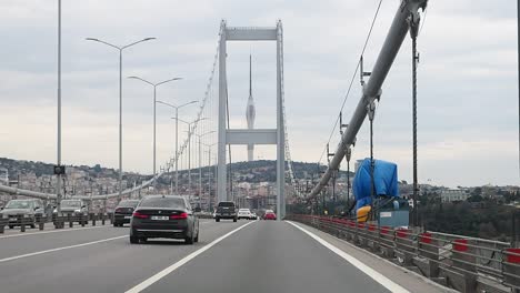 Turquía-Estambul-12-De-Enero-De-2023-Conduciendo-Por-El-Puente-Del-Bósforo-En-Estambul,-Turquía