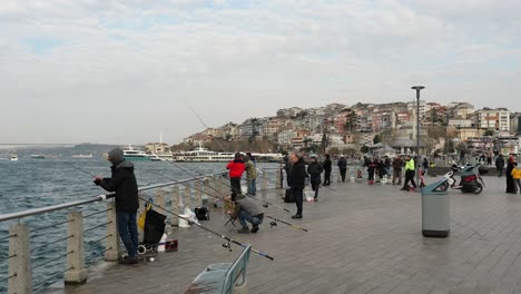 Pescador-Con-Caña,-Carrete-Giratorio-En-Uskuder