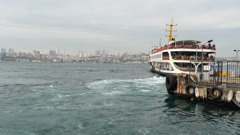 Fähre-Fährt-Auf-Dem-Bosporus-In-Istanbul