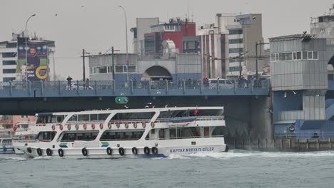 Ferry-Navega-Por-El-Río-Bósforo-En-Estambul