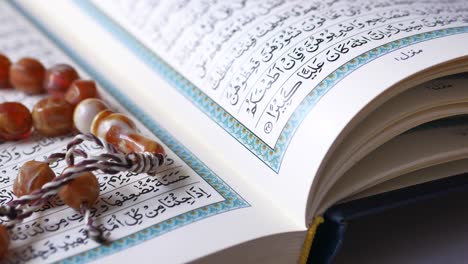 Heiliges-Buch-Koran-Und-Rosenkranz-Auf-Dem-Tisch,-Nahaufnahme