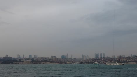 Ferry-Navega-Por-El-Río-Bósforo-En-Estambul