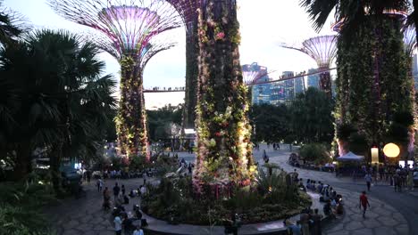 Singapur-10.-Juni-2022-Beleuchtung-Der-Gärten-An-Der-Bucht-Bei-Nacht,
