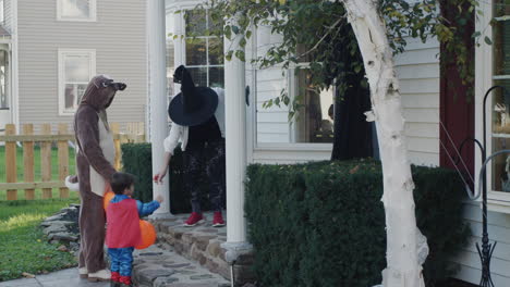 Wilson,-New-York,-USA,-Oktober-2021:-Kinder-In-Festlichen-Kostümen-Gehen-Am-Halloween-Tag-Auf-Süßigkeitensuche