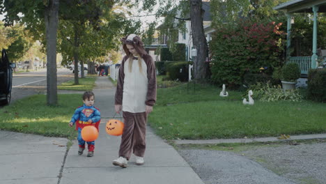 Wilson,-Nueva-York,-Estados-Unidos,-Octubre-De-2021:-Niños-Con-Disfraces-Festivos-Van-A-Buscar-Dulces-El-Día-De-Halloween