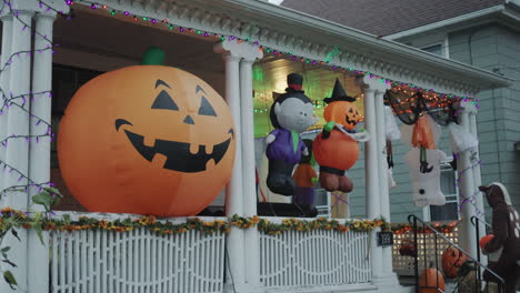 Wilson,-New-York,-USA,-Oktober-2021:-Am-Halloween-Tag-Geht-Eine-Gruppe-Kinder-Von-Haus-Zu-Haus,-Um-Süßigkeiten-Zu-Sammeln.