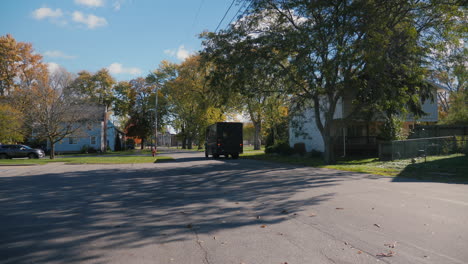 Lockport,-New-York,-USA,-Oktober-2021:-Ein-UPS-Postwagen-Fährt-Durch-Einen-Typisch-Amerikanischen-Vorort