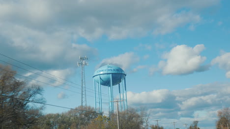 Wilson,-Ny,-Estados-Unidos:-Octubre-De-2021:-Alta-Torre-De-Agua-Azul.-Vista-Desde-La-Ventana-Del-Auto