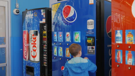 Lockport,-New-York,-USA,-Oktober-2021:-Der-Junge-Kauft-Ein-Kohlensäurehaltiges-Getränk-Am-Automaten.