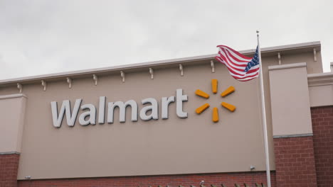 Lockport,-New-York,-USA,-Oktober-2021:-Walmart-Supermarktschild,-Neben-Der-Amerikanischen-Flagge.-Eine-Der-Größten-Einzelhandelsketten-In-Den-USA