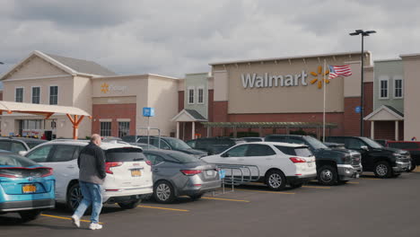 Lockport,-Ny,-Usa,-Oktober-2021:-Das-Gebäude-Der-Walmart-Supermarktkette-In-Den-Usa-Mit-Einem-Parkplatz-Davor