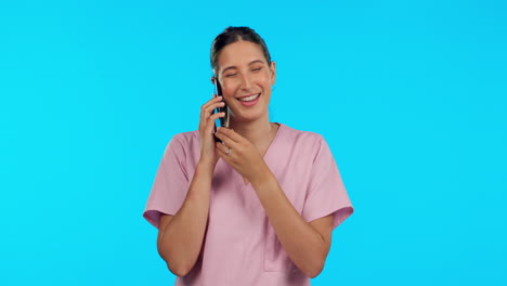 Médico-Que-Habla,-Sonrisa-Y-Una-Mujer-En-Una-Llamada-Telefónica