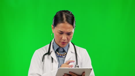 Asiatische-Frau,-Ärztin-Und-Denken-Mit-Tablet
