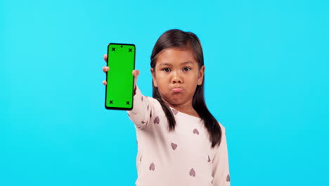 Telefon,-Grüner-Bildschirm-Und-Ein-Launisches-Mädchen-Auf-Einem-Blauen-Hintergrund
