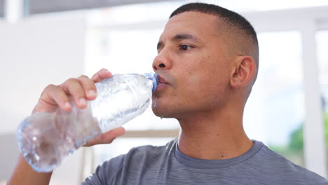 Fitnesspause,-Durstig-Und-Ein-Mann,-Der-Wasser-Trinkt