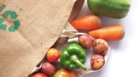 Schild-Mit-Recycelten-Pfeilen-Auf-Einer-Einkaufstasche-Mit-Gemüse,