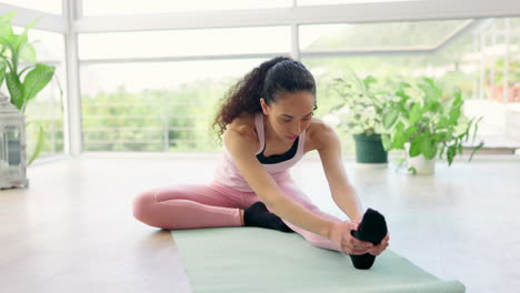Yoga,-Estiramiento-Y-Mujer-En-Estudio-Para-Fitness
