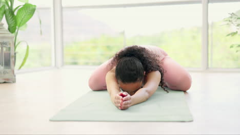 Equilibrio-De-Yoga,-Mujer-Y-Estiramiento-En-Casa