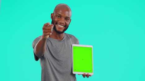 Schwarzer-Mann,-Tablet-Und-Grüner-Bildschirm,-Der-Auf-Sie-Zeigt