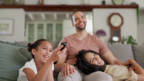 Glückliche-Familie,-Entspannen-Und-Auf-Dem-Sofa-Fernsehen