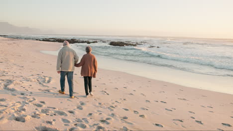 Liebe,-Strand-Und-älteres-Paar,-Das-Am-Meer-Spazieren-Geht