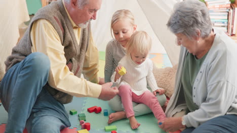 Glücklich,-Spielend-Und-Großeltern-Mit-Kindern