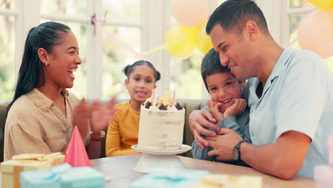 Geburtstagstorte,-Familie-Und-Glückliches-Kind,-Das-Kerze-Bläst