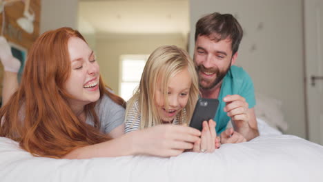 Lachen,-Streamen-Und-Eine-Familie-Mit-Einem-Telefon