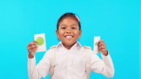 Glücklich,-Bildung-Und-Ein-Mädchen-Mit-Karten-Auf-Einem-Blau
